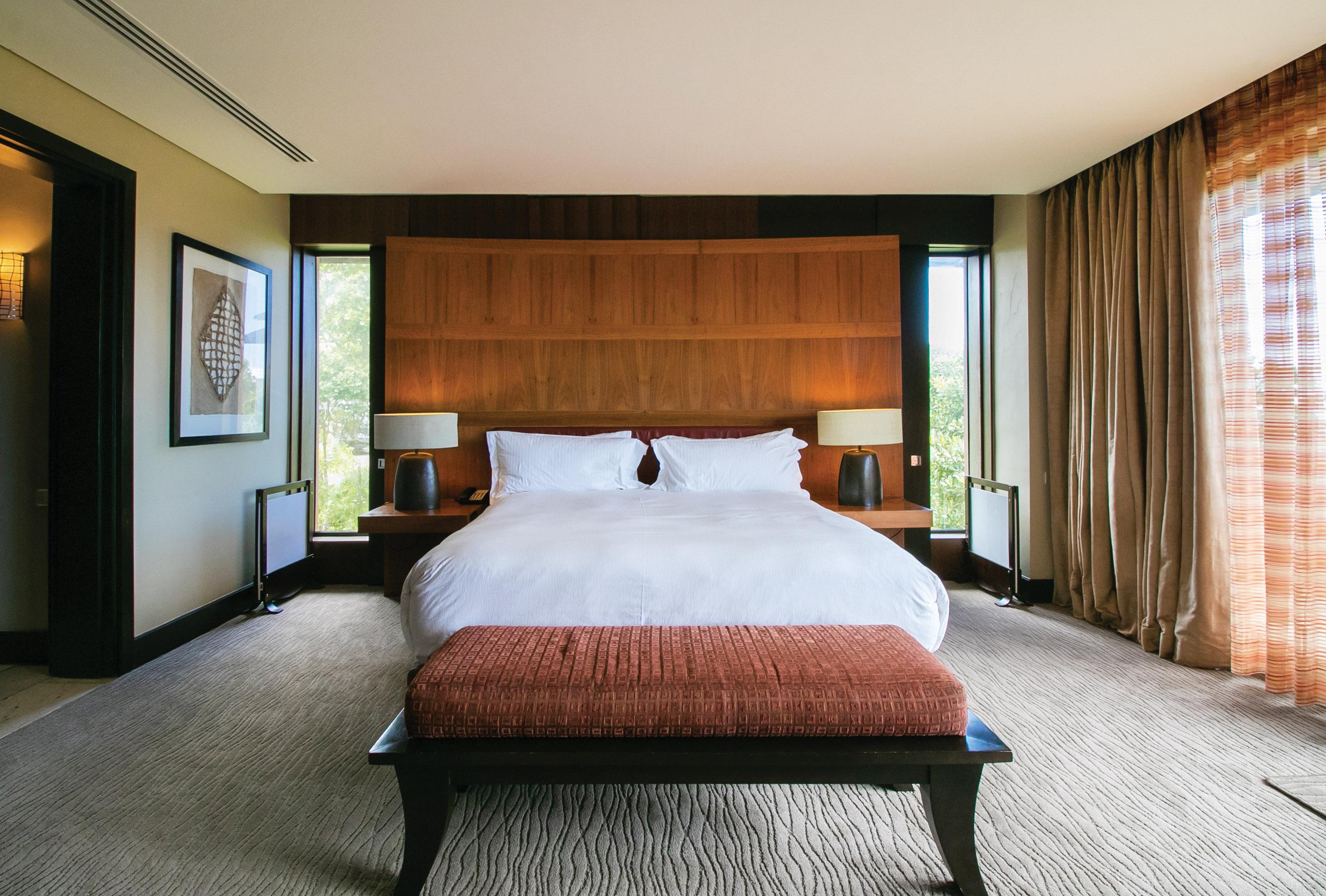 Pezula Nature Retreat Knysna Luaran gambar A bedroom at the Ritz-Carlton, Dubai
