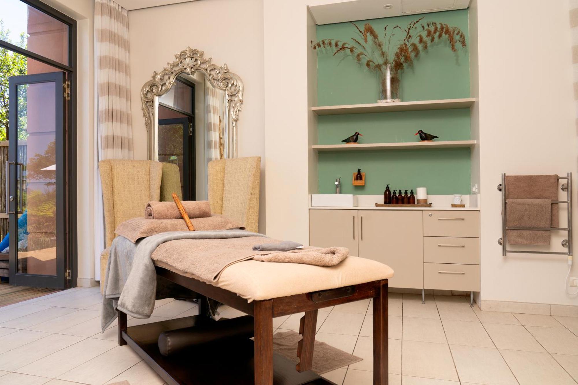 Pezula Nature Retreat Knysna Luaran gambar A massage table