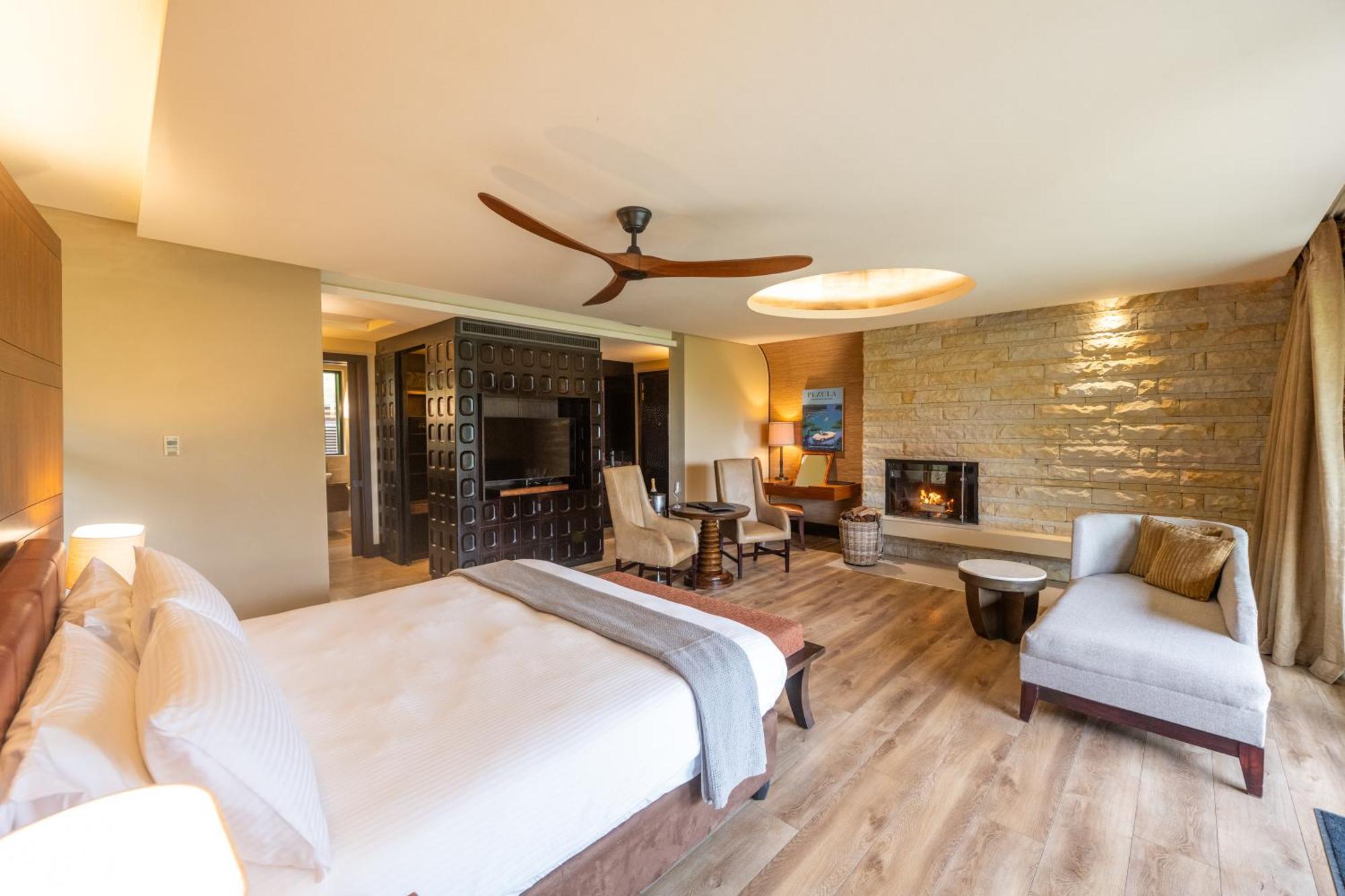 Pezula Nature Retreat Knysna Luaran gambar A guest room at the Lodge at Blue Sky
