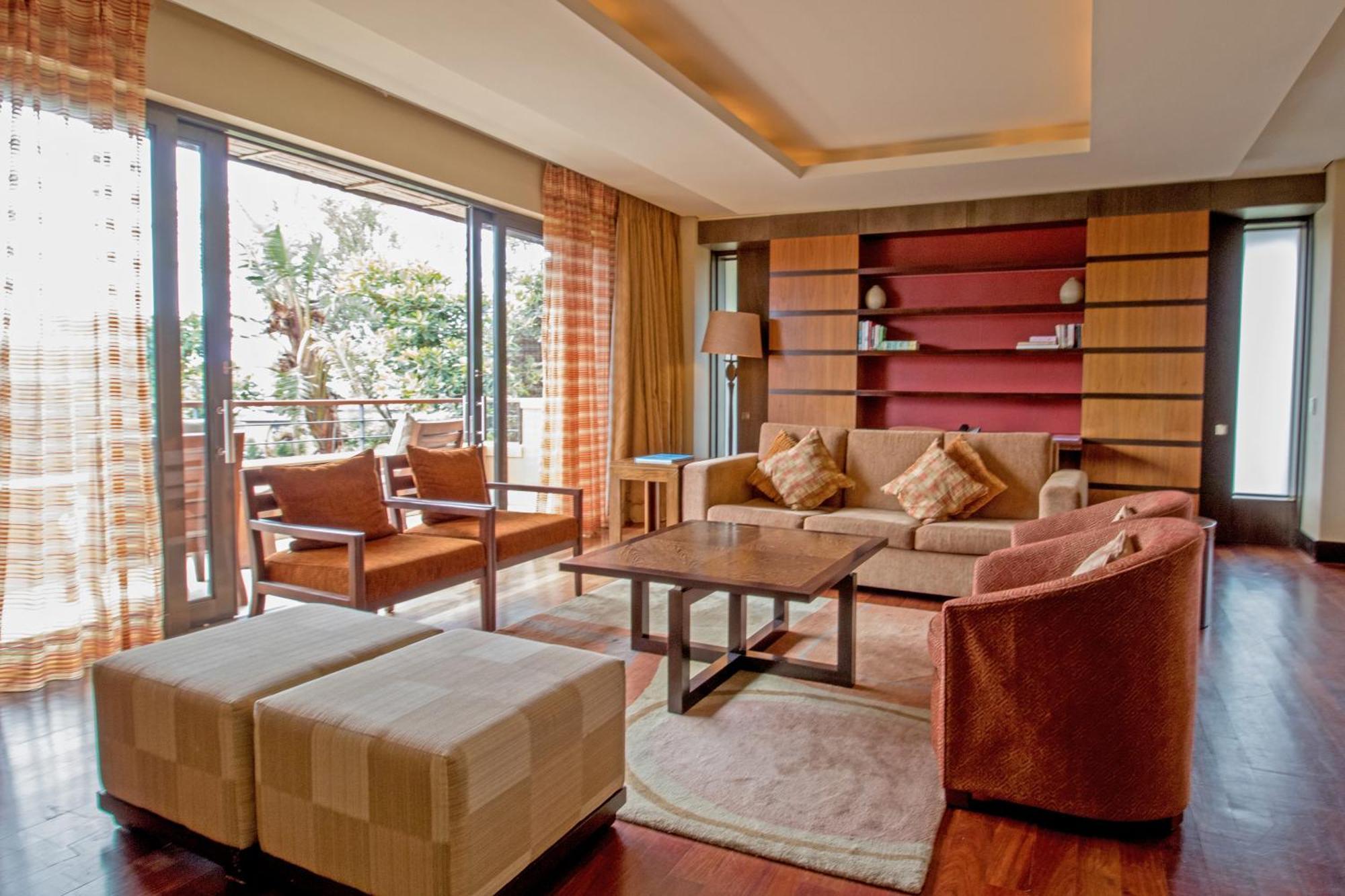 Pezula Nature Retreat Knysna Bilik gambar A living room in a suite at the Four Seasons Hotel, Mumbai