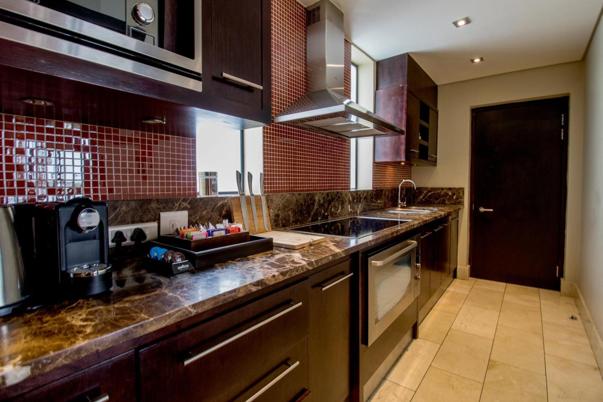 Pezula Nature Retreat Knysna Bilik gambar A kitchen in a suite at the Hilton London West End