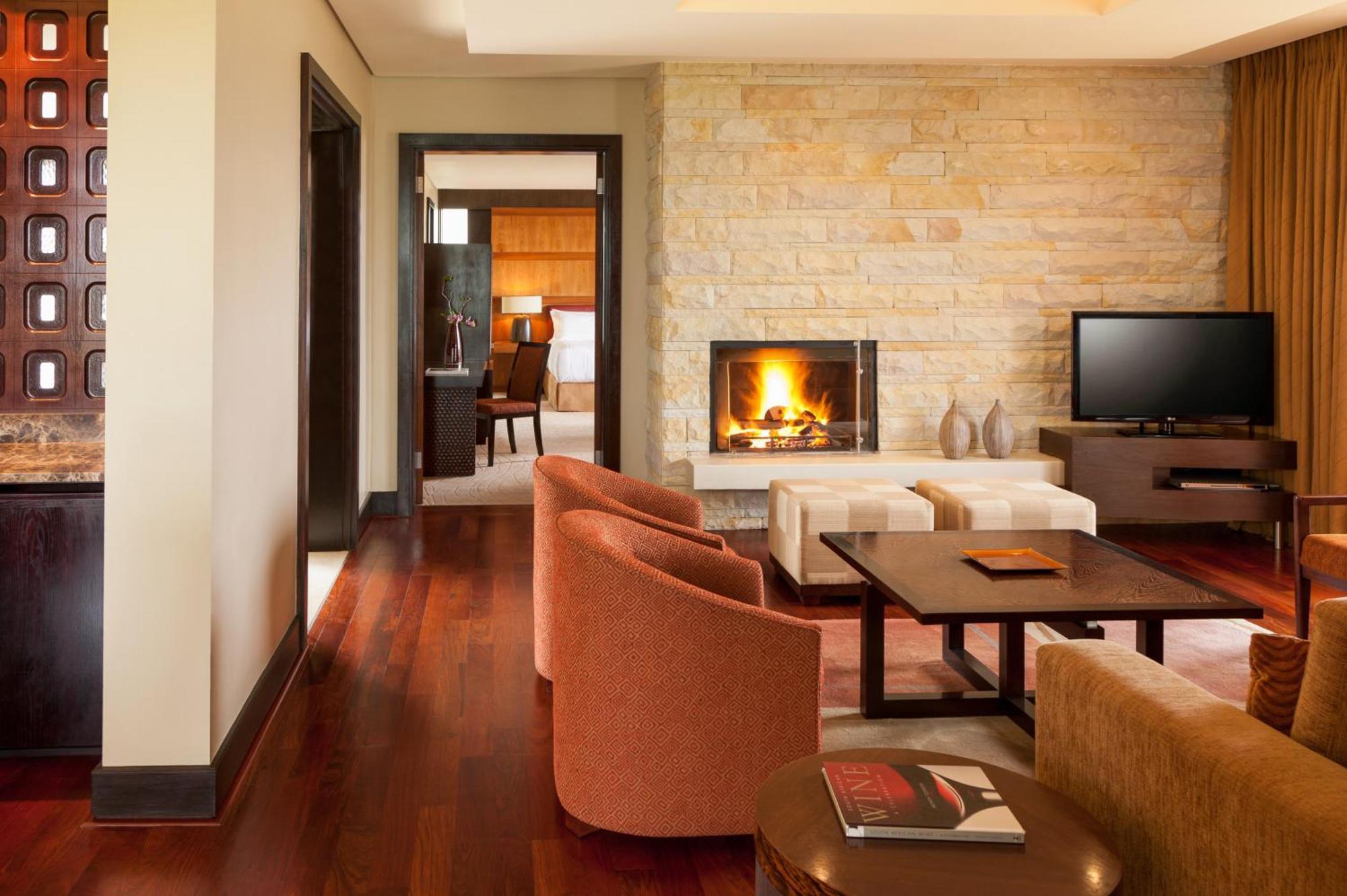 Pezula Nature Retreat Knysna Bilik gambar A living room at the Four Seasons Hotel
